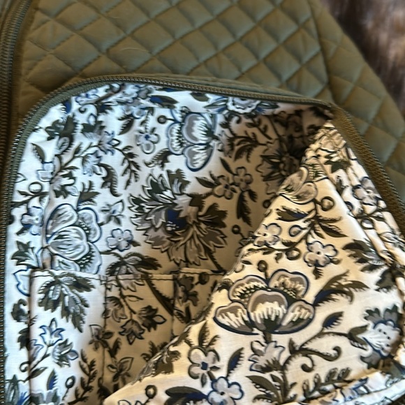 Vera Bradley *NWT* Women's Quilted Cotton Sling Backpack in Climbing Ivy Green - Picture 7 of 14